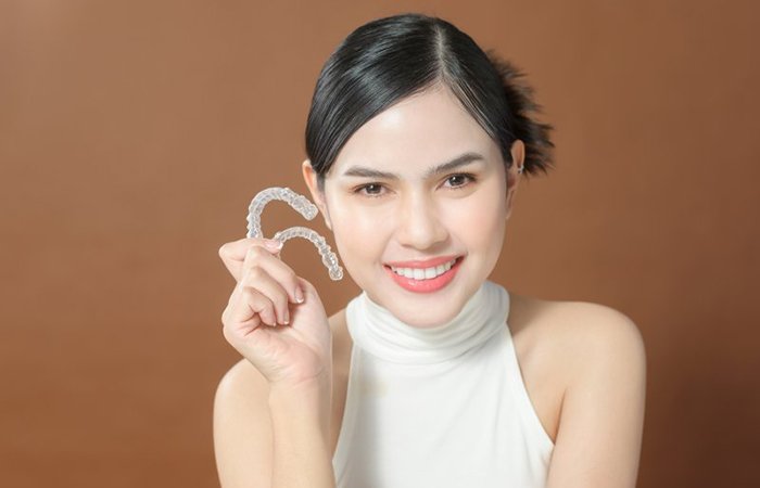 Lady presents her clear aligners